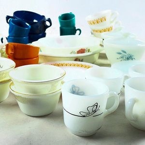 Lote de Vajilla de Vidrio Blanco y Melamina: Tazas, Platillos, Azucarero y Pocillos - imagen 3