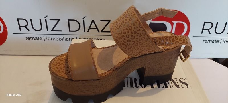 Calzado de cuero marrón con diseño estrapado y tacón alto - imagen 2