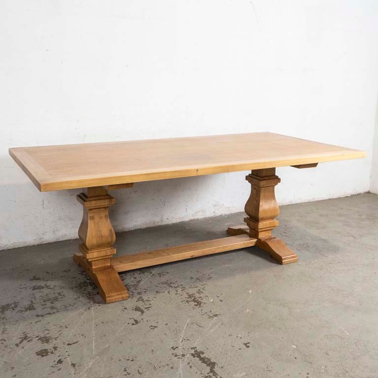 Mesa de Comedor Rectangular de Madera Clara con Dos Patas Estilo Baluster