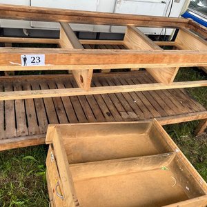 Mesa de Trabajo Robusta de Madera con Cajones y Estantes - imagen 4