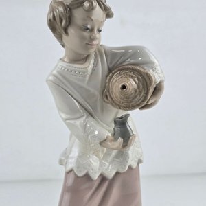 Figura Nao de Porcelana Española: Niña con Cesto y Jarrita - imagen 3