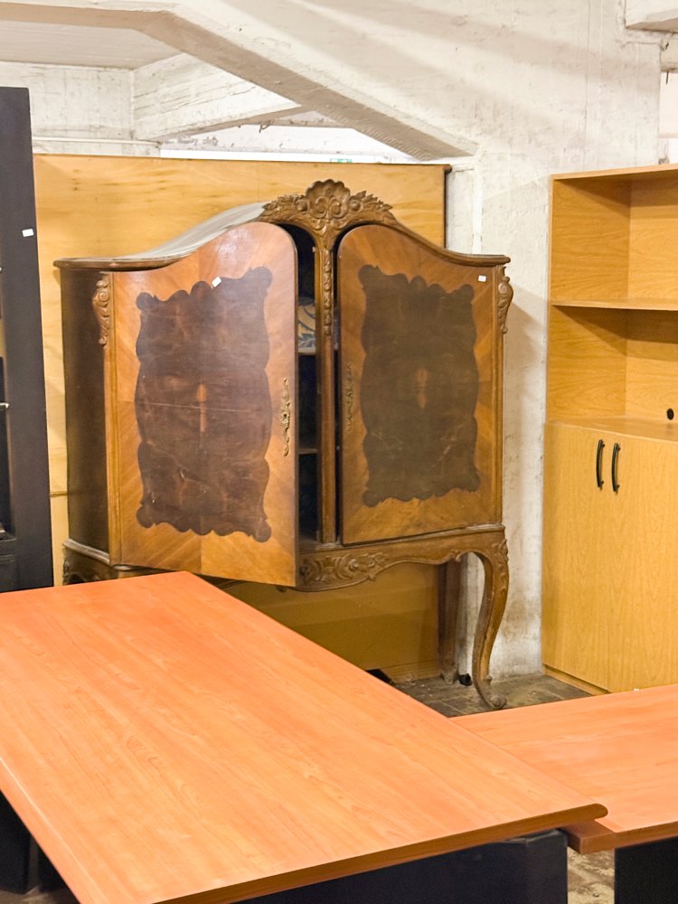 Mueble Antiguo de Madera con Detalles Tallados