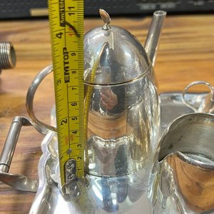 Juego de Café Antiguo de Metal Plateado con Bandeja y Grabados - imagen 10