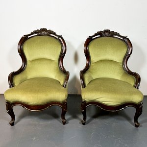 Lote siguiente: Par de Sillones Victorianos de Caoba con Tapizado de Pana Verde