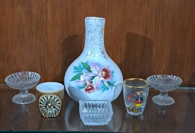 Lote siguiente: Vaso de vidrio con flores y copas pequeñas