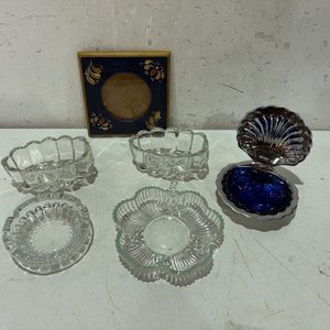 Lote siguiente: Lote de Adornos de Vidrio y Metal: Joyero Concha y Cuadrito Decorativo