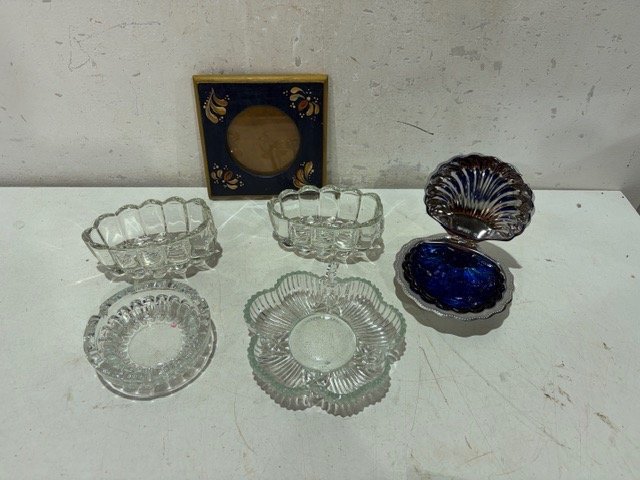 Lote de Adornos de Vidrio y Metal: Joyero Concha y Cuadrito Decorativo