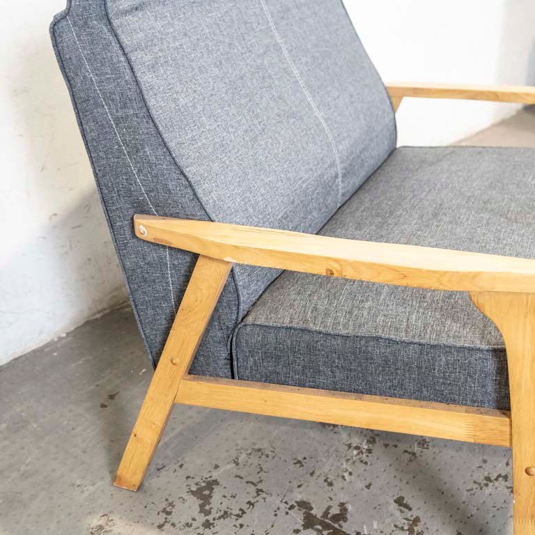 Sofá de dos cuerpos tapizado en tela gris con estructura de madera - imagen 2