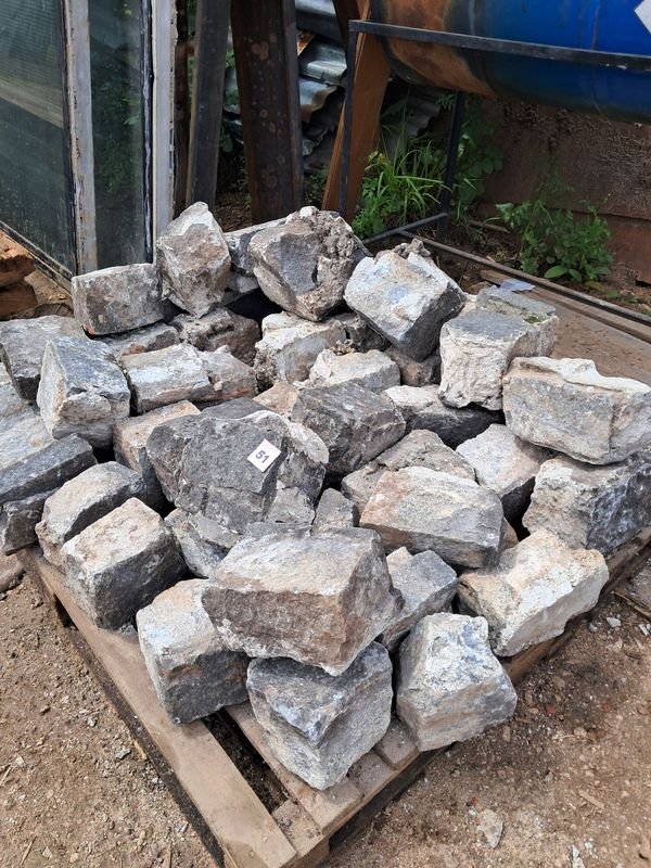 Lote de 43 Adoquines de Piedra Gris para Construcción