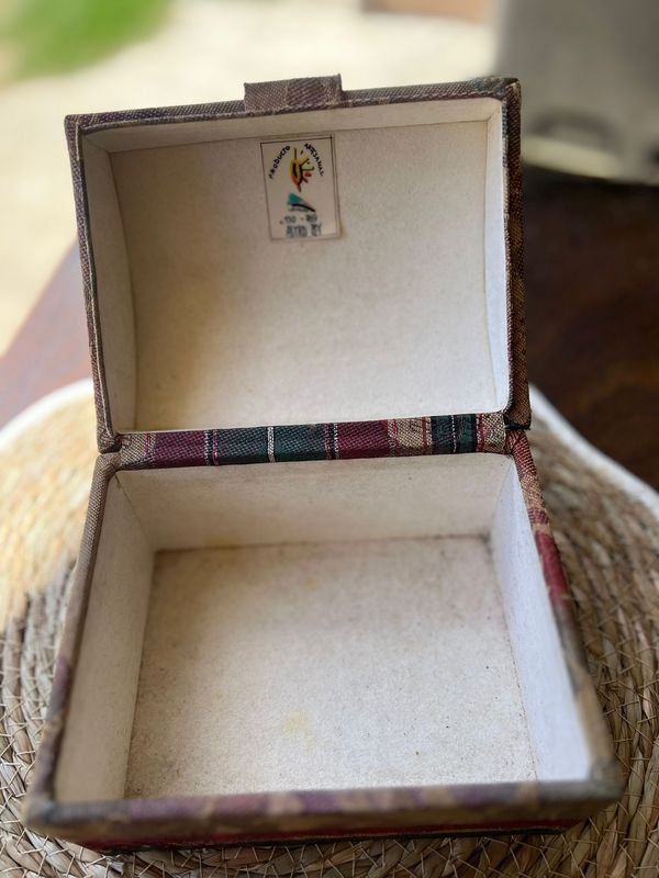 Caja antigua de madera con tela - imagen 2