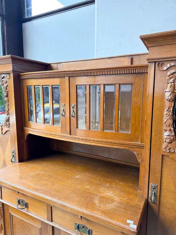 Mueble de madera estilo Art Decó con vitrina y cajones