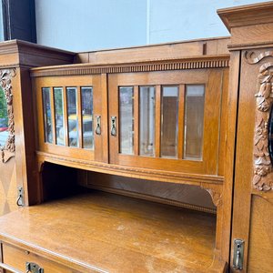 Lote anterior: Mueble de madera estilo Art Decó con vitrina y cajones