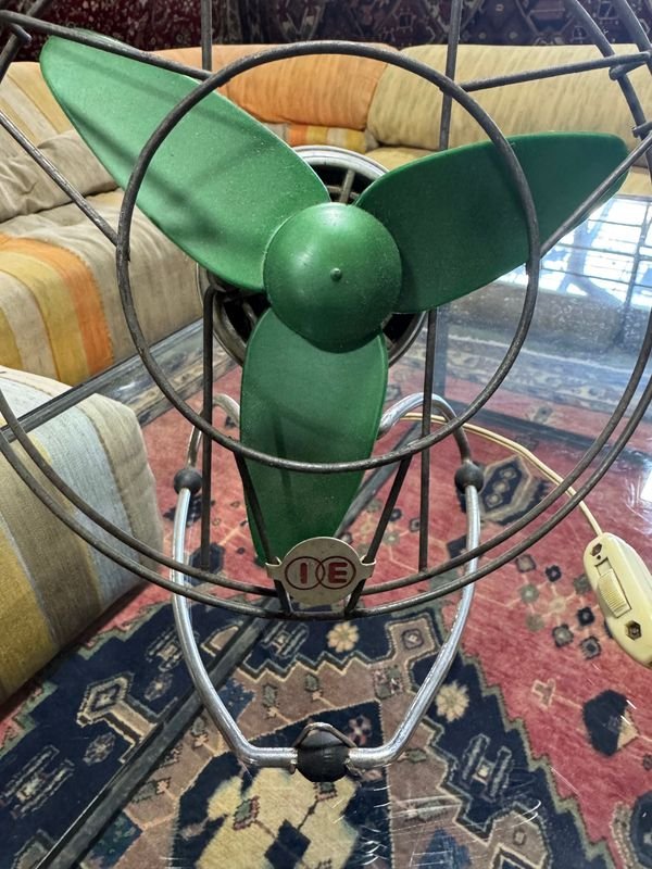 Pequeño ventilador vintage funcionando: Un accesorio de hogar clásico - imagen 4
