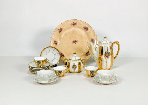 Lote siguiente: Lotes de piezas de loza y porcelana para decoración