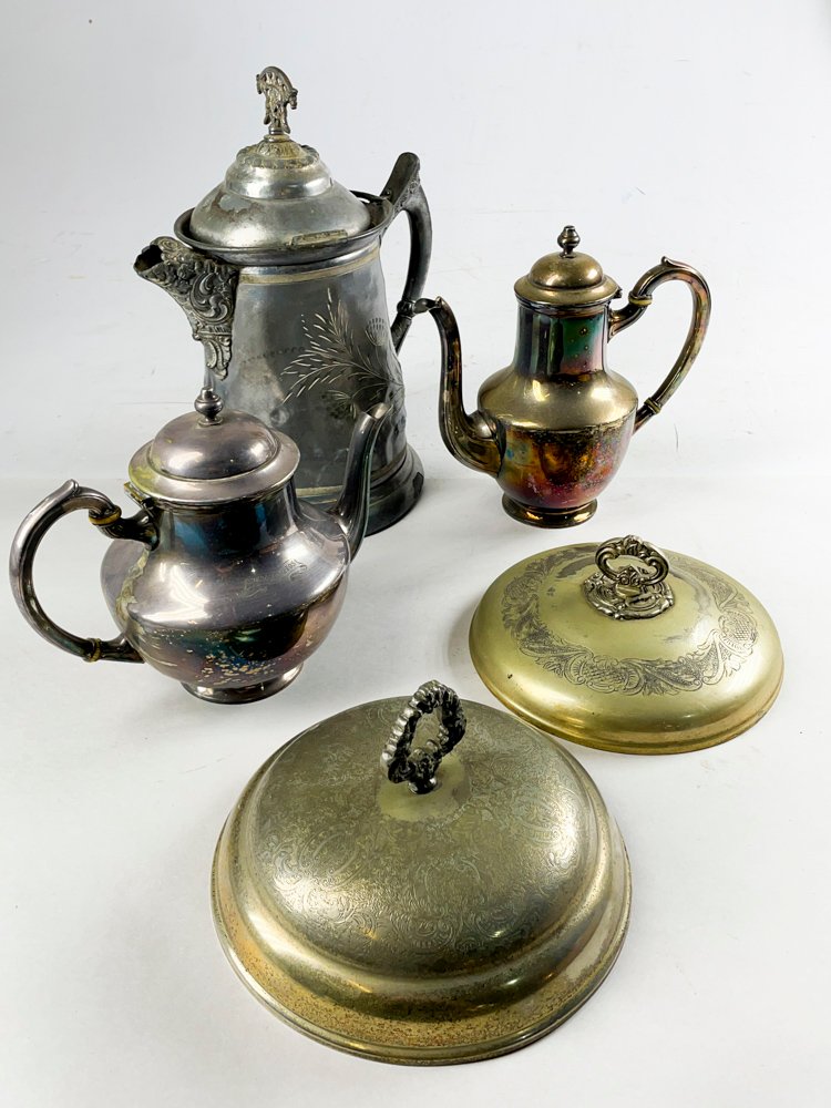 Lote anterior: Piezas de metal en chocolate, teteras y tazas antiguas