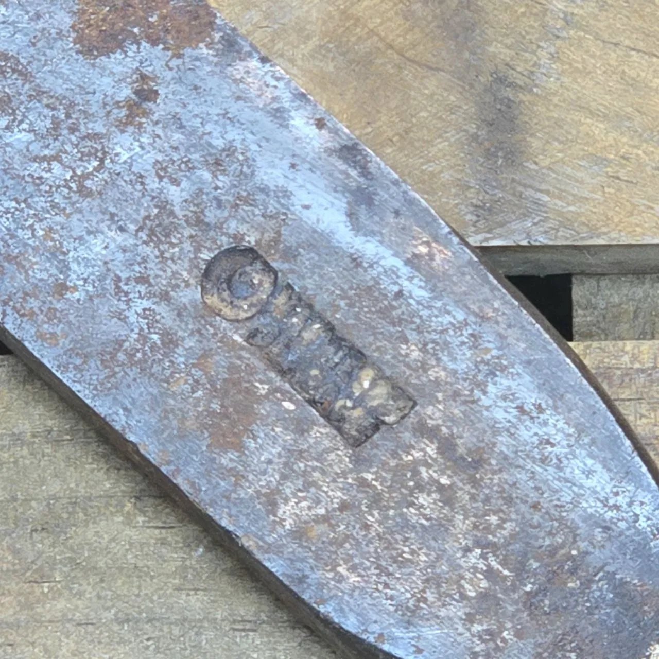 Chisela de metal con mango de madera - imagen 3