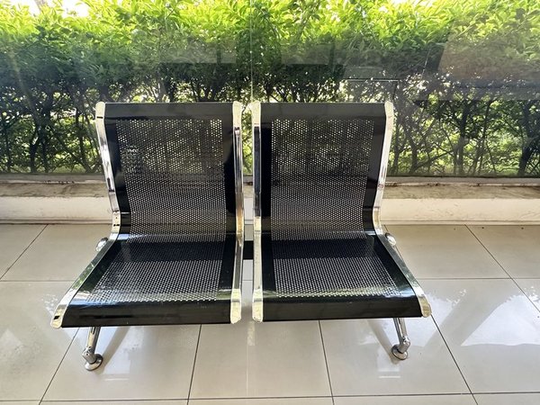Silla de Tandem de Dos Asientos con Diseño Metálico - imagen 1