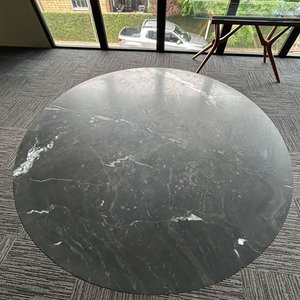 Lote siguiente: Mesa Redonda con Tapa de Mármol Negro y Pata Metálica