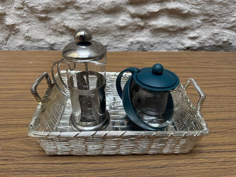 Lote de tetera, cafetera y bandeja metalica en excelente condición