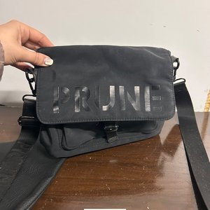 Bandolera y Cartera Prüne Negra de Cuero y Tela - imagen 3