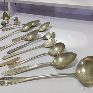Lote de 29 Piezas de Metal Plateado: Bandejas y Cubiertos de Servir con Bordes Labrados - imagen 5