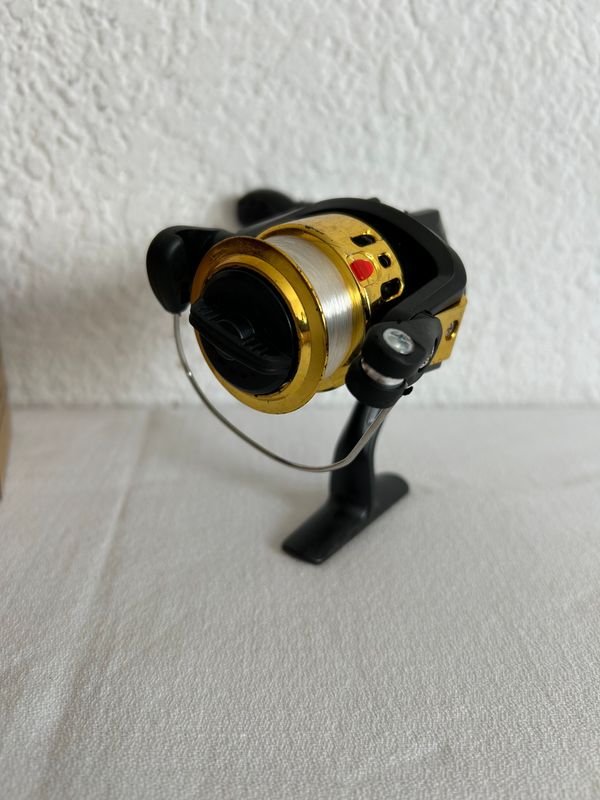 Reel de pesca nuevo y accesorios - imagen 3