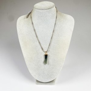 Lote siguiente: Cadena de Plata Fina con Dije de Mano en Piedra Natural