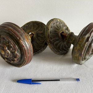 Lote siguiente: Juego de 2 Manijas Antiguas de Bronce Macizo con Diseño Floral