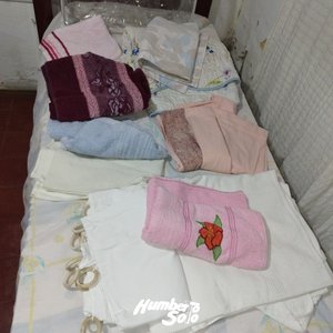 4 toallas, 2 colchas , 2 sábanas y una cortina  - imagen 1