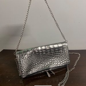 Cartera de Cuero Plateada con Cadena - imagen 3