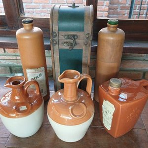 Lote anterior: Lote de Porrones de Cerámica y Botellas de Whisky