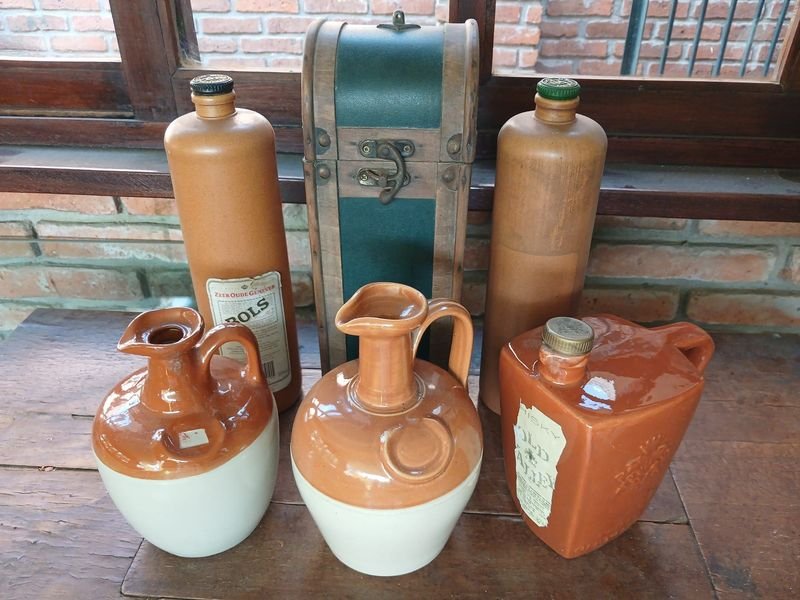 Lote de Porrones de Cerámica y Botellas de Whisky