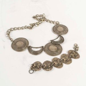 Lote siguiente: Conjunto de Gargantilla y Pulsera de Metal con Diseños de Elefantes