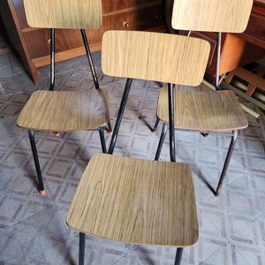 Lote siguiente: Juego de 4 Sillas de Carmica Estilo Retro