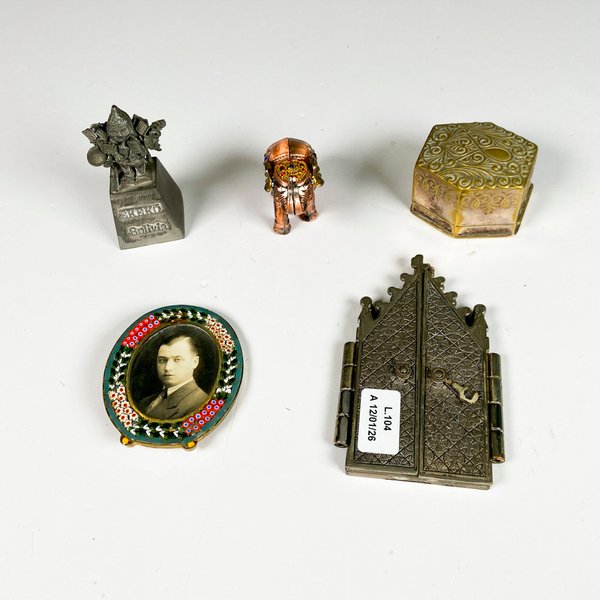 Lote anterior: Colección de cinco piezas de micromosaicos con portarretrato, anillo metal y estuche