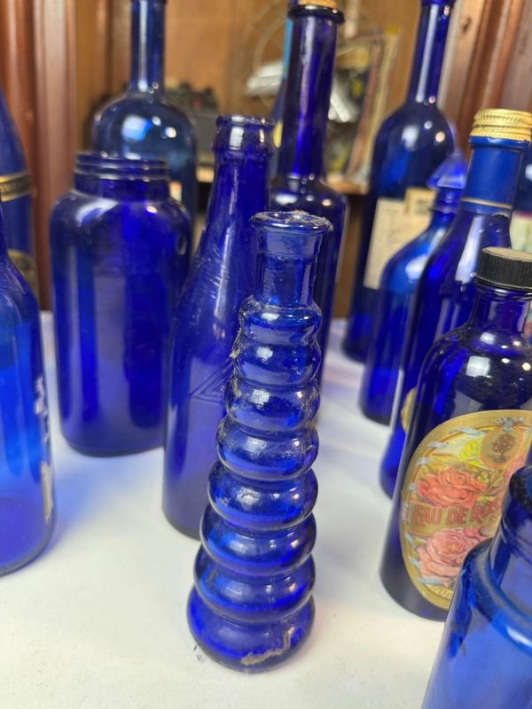 Colección de botellas y vasos de vidrio azul - imagen 11