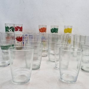 Lote de 46 Vasos de Vidrio con Motivos Decorativos Variados - imagen 4