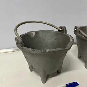Dos Crisoles Pequeños "Made in Denmark" con Asa - imagen 2