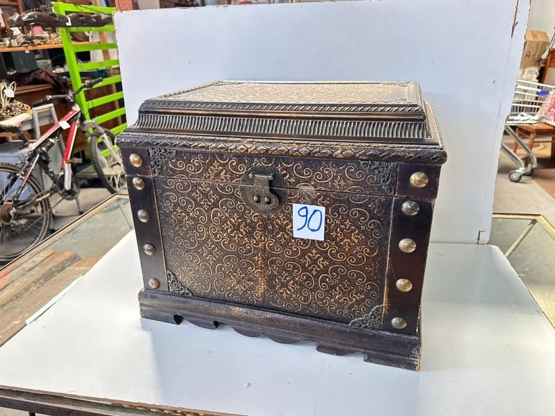 Lote siguiente: Baul Tipo Cofre Vintage con Diseño Ornato