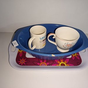 Lote siguiente: Fuente Ovalada Azul con Dos Tazas y Bandeja Decorada