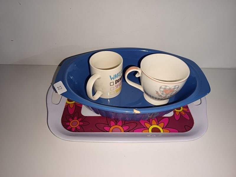 Fuente Ovalada Azul con Dos Tazas y Bandeja Decorada