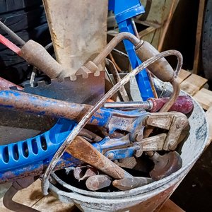 Balde con Herramientas Varias: Serruchos, Llana, Corta Hierro, Pistola de Calor y Más - imagen 3