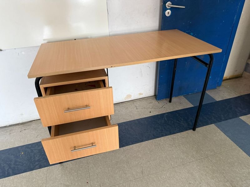 Escritorio de Mueble en Buena Condición