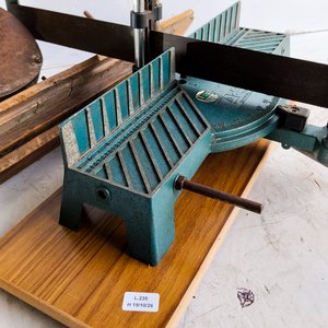 Sierra Ingletadora Manual con Piedra de Afilar y Base de Madera - imagen 4