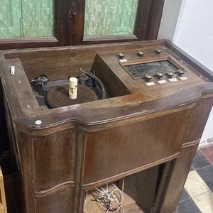 Lote anterior: Radio Tocadiscos Antiguo de Madera