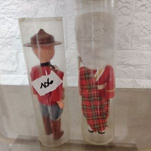 Lote siguiente: Dos Muñecos de Colección en Tubos Transparentes