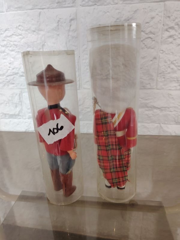 Dos Muñecos de Colección en Tubos Transparentes