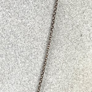 Cadena de Plata con Colgante de Niño y Par de Aritos Dorados - imagen 4