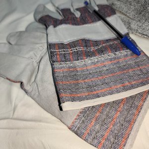 Lote de 2 Pares de Guantes: Anticorte y Trabajo con Cuero - imagen 3