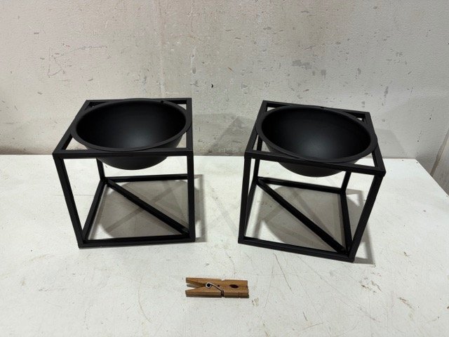 Set de 2 Maceteros Cubo Metálicos Negros